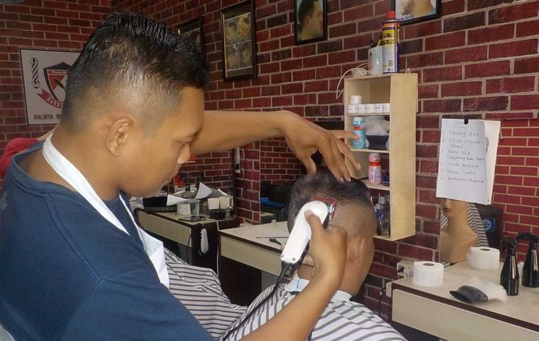 Peserta-berhati-hati-pada-saat-praktek-pangkas-rambut-model