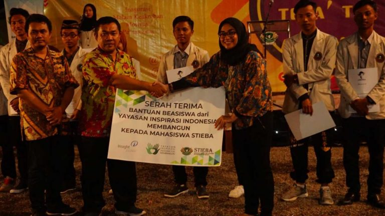 Serah-terima-secara-simbolik-Rektor-UNIBA-dan-Perwakilan-YIIM-1200x675